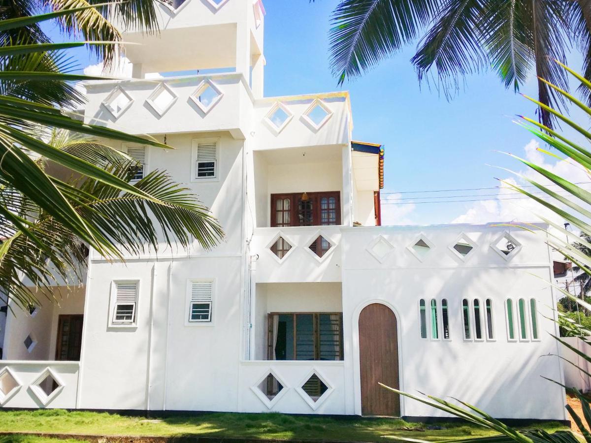 Villa One64 Beach Front - Apartments Хиккадува Экстерьер фото