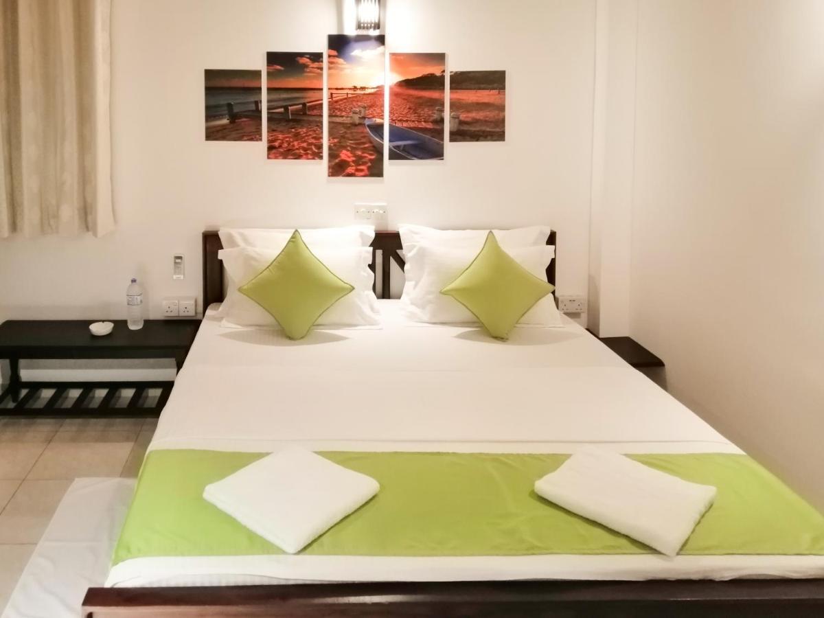 Villa One64 Beach Front - Apartments Хиккадува Экстерьер фото