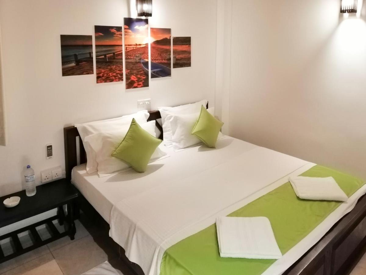Villa One64 Beach Front - Apartments Хиккадува Экстерьер фото