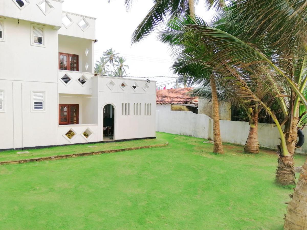 Villa One64 Beach Front - Apartments Хиккадува Экстерьер фото
